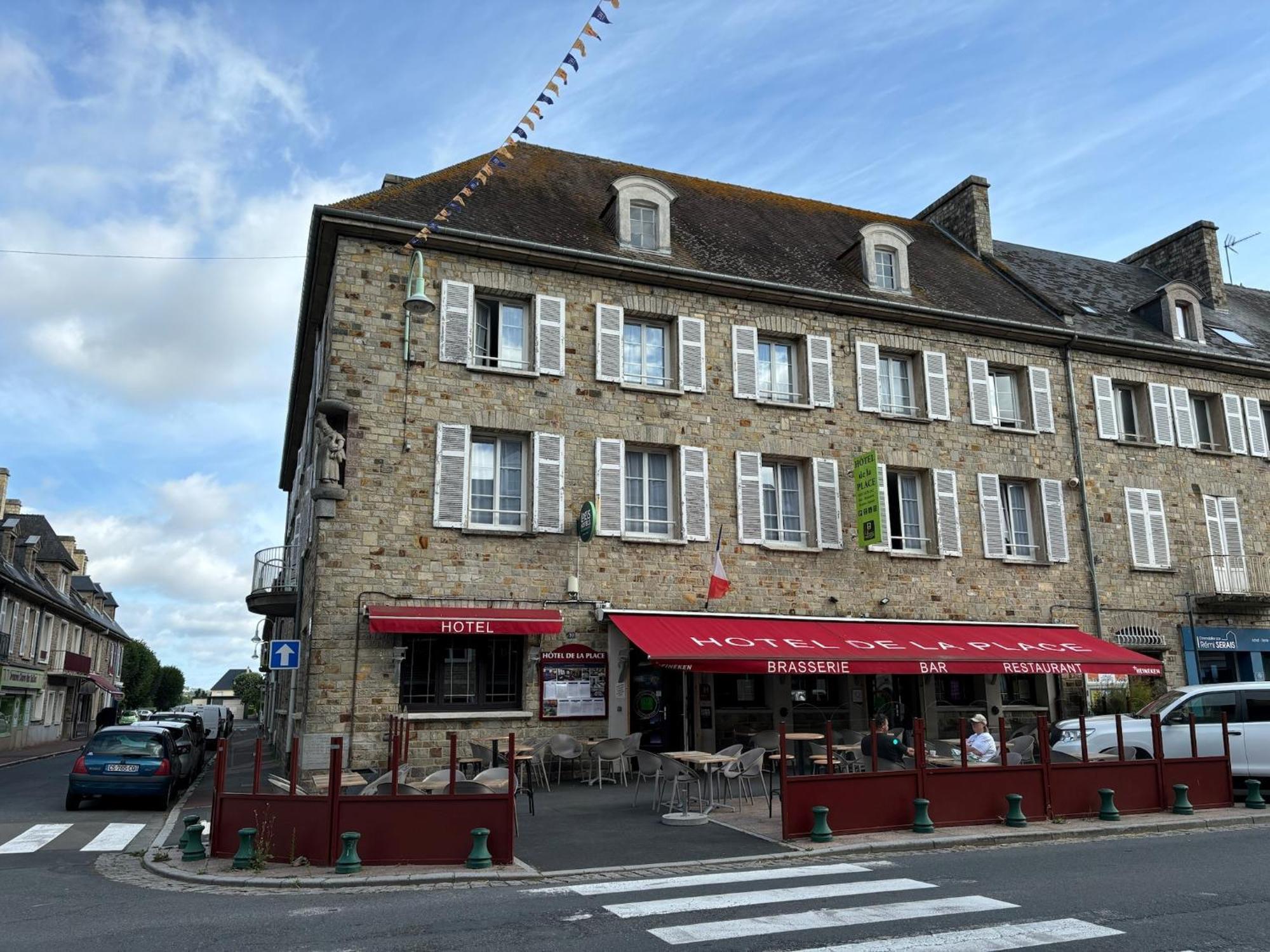 Logis -Hotel & Restaurant De La Place Les Monts d'Aunay Exterior photo