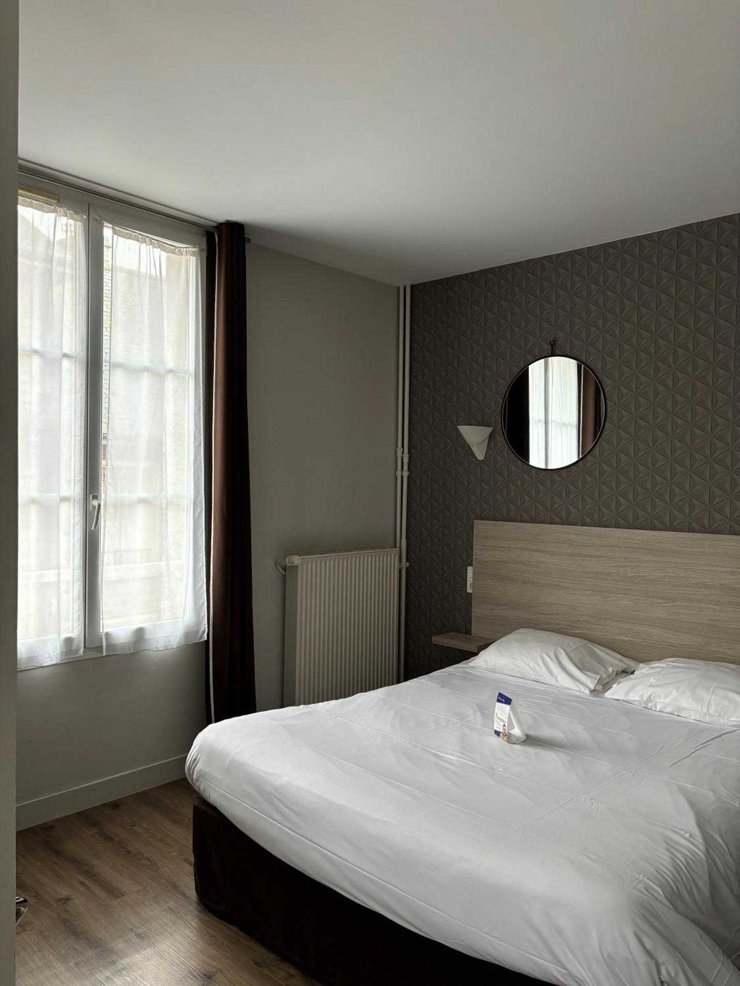 Logis -Hotel & Restaurant De La Place Les Monts d'Aunay Exterior photo