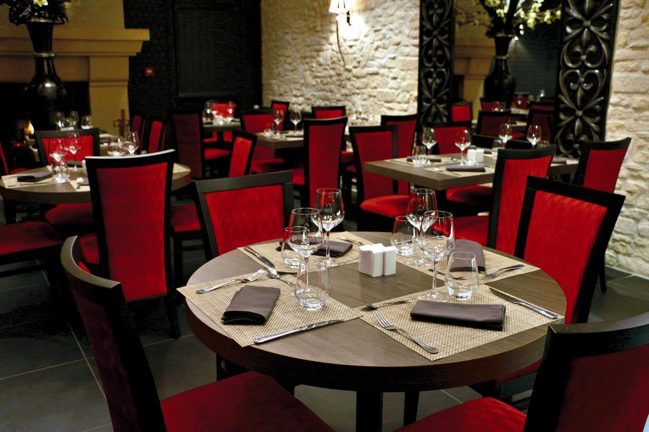 Logis -Hotel & Restaurant De La Place Les Monts d'Aunay Exterior photo