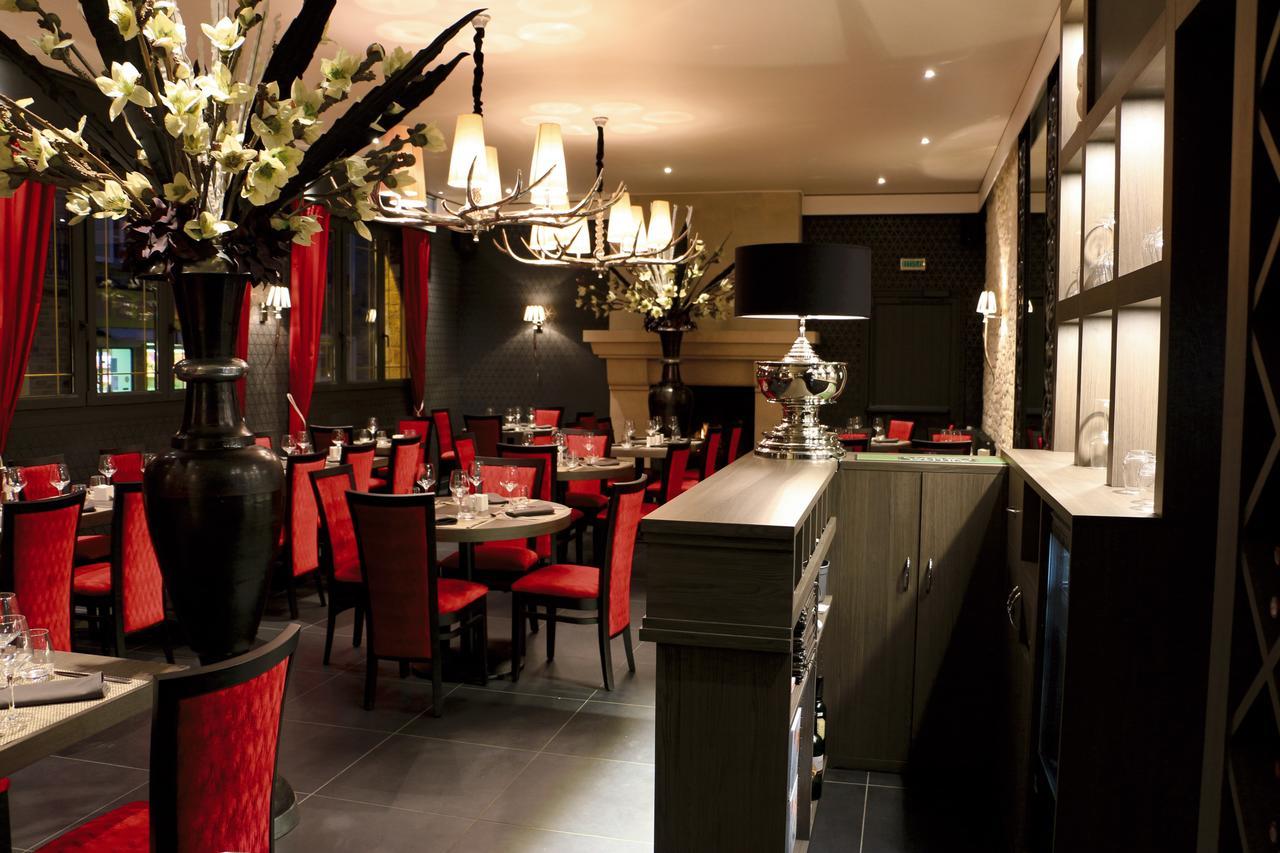 Logis -Hotel & Restaurant De La Place Les Monts d'Aunay Exterior photo