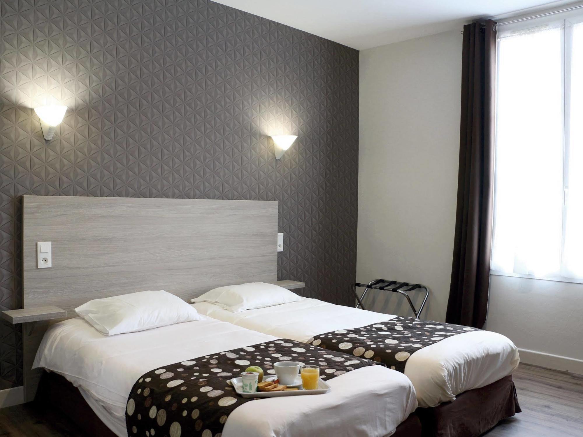 Logis -Hotel & Restaurant De La Place Les Monts d'Aunay Exterior photo